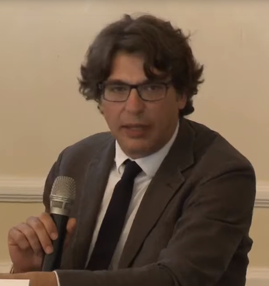 La foto raffigura l'avvocato penalista Fiorentino Dario